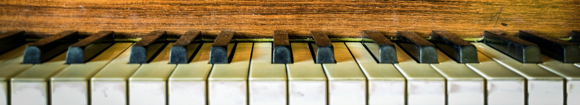 ein altes Piano